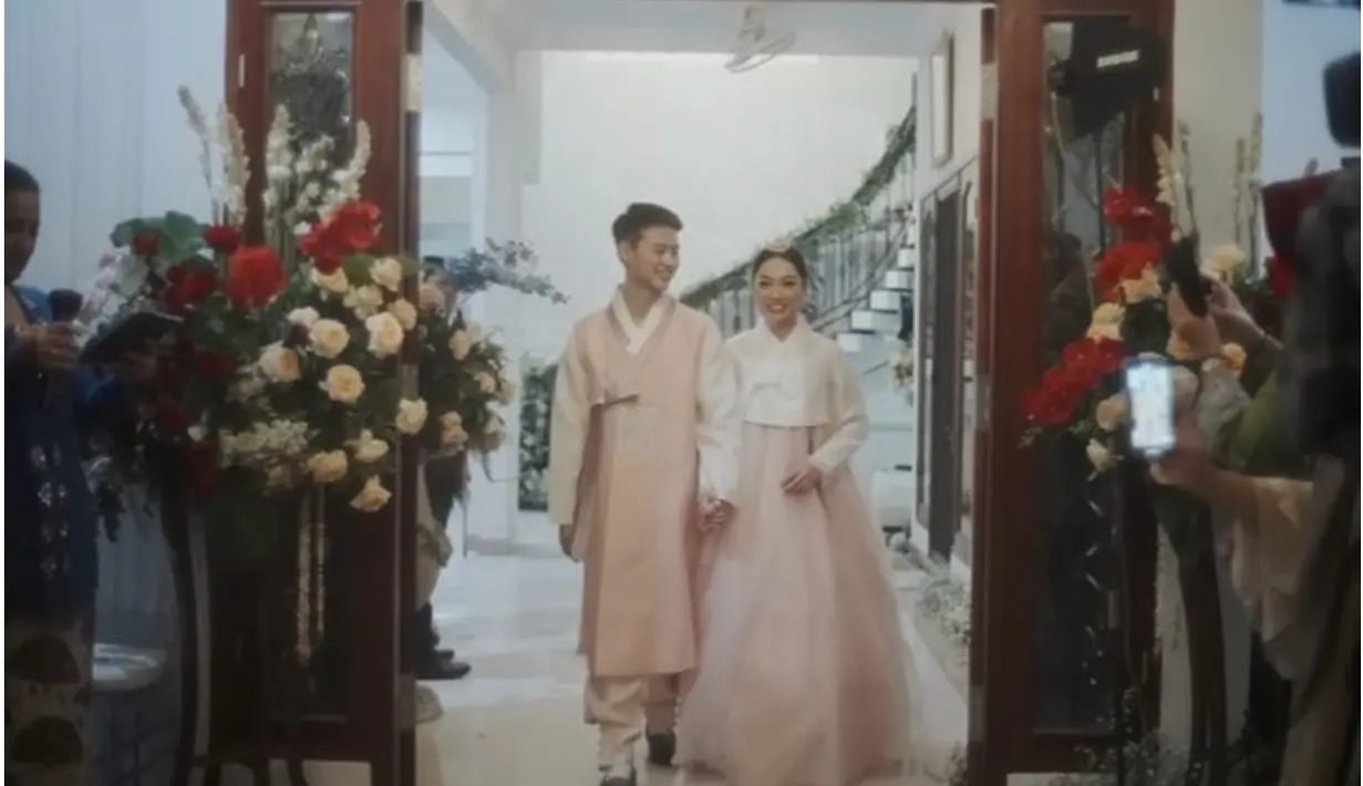 Sang Ho sendiri akhirnya mengunggah prosesi lamaran hingga siraman di channel Youtube-nya. Keduanya tampak memesona dalam balutan hanbok bernuansa merah muda. [Foto: youtube.com/sanghoya/]