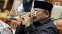 Menteri Agama Yaqut Cholil Qoumas saat mengikuti rapat panja bersama Komisi VIII DPR RI di kompleks Parlemen, Senayan, Jakarta, Rabu (15/2/2023). Pemerintah bersama legislator menyepakati biaya haji yang harus dibayarkan jemaah sebesar Rp 49.812.700. Angka itu disepakati dalam rapat Panja yang dgelar di Kompleks Parlemen, Jakarta, Rabu (15/2). (Liputan6.com/Faizal Fanani)