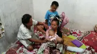 Bayi kembar siam Meisya dan Meikha saat digendong ibunya, Eka Handayani (Polda DIJ for JawaPos.com)