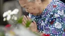 Seorang wanita tampak berdoa untuk para korban bom Hiroshima pada peringatan ke-69 bom atom di Peace Memorial Park, Rabu (6/8/14). (REUTERS/Kyodo)