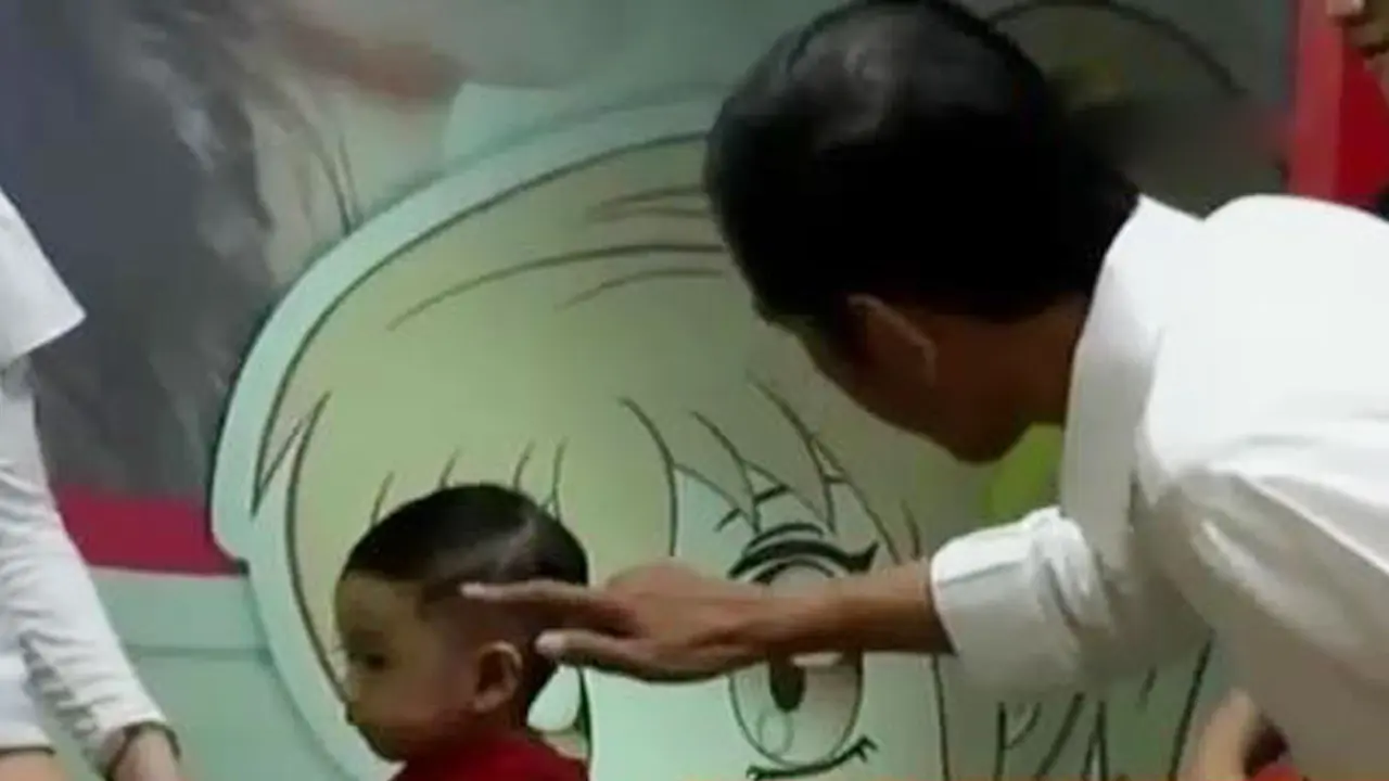 Jokowi Temani Cucu Becukur Rambut di Mal