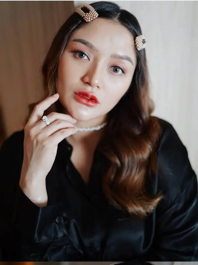 Tampil dengan Gaya Centil, Ini 7 Potret Siti Badriah dengan Perut Makin Buncit