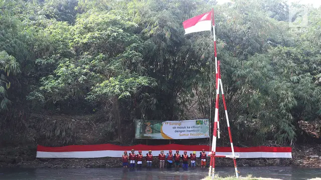 Upacara Bendera Di Sungai Ciliwung