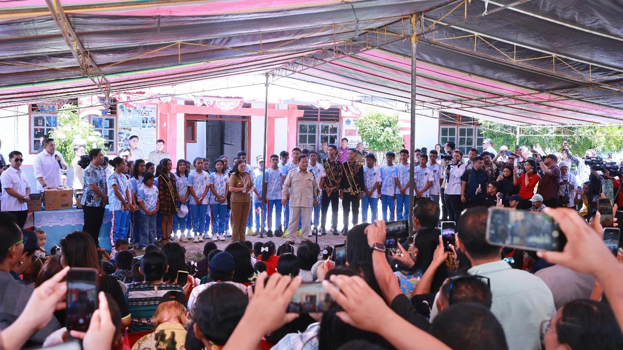 Momen Penuh Gembira saat Prabowo Menyanyi Bersama Anak-anak di Pulau Miangas, Wilayah Terluar NKRI