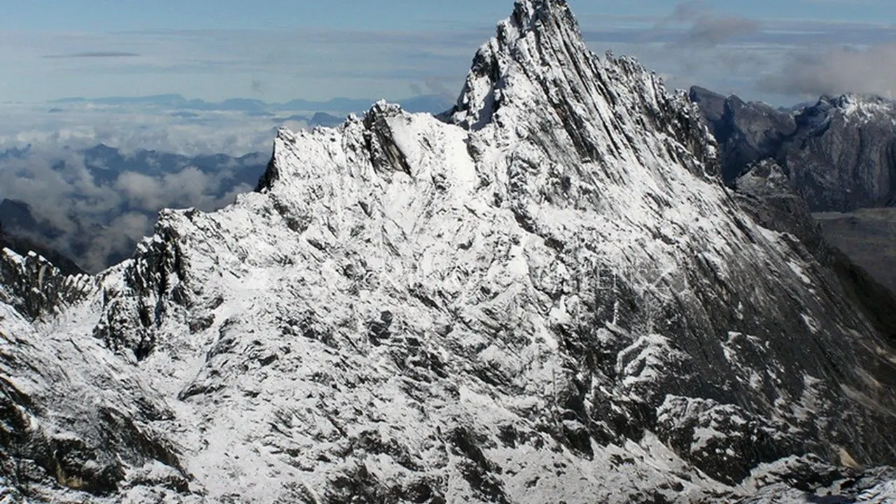 Lapisan Es Puncak Jayawijaya Diprediksi Lenyap pada 2020