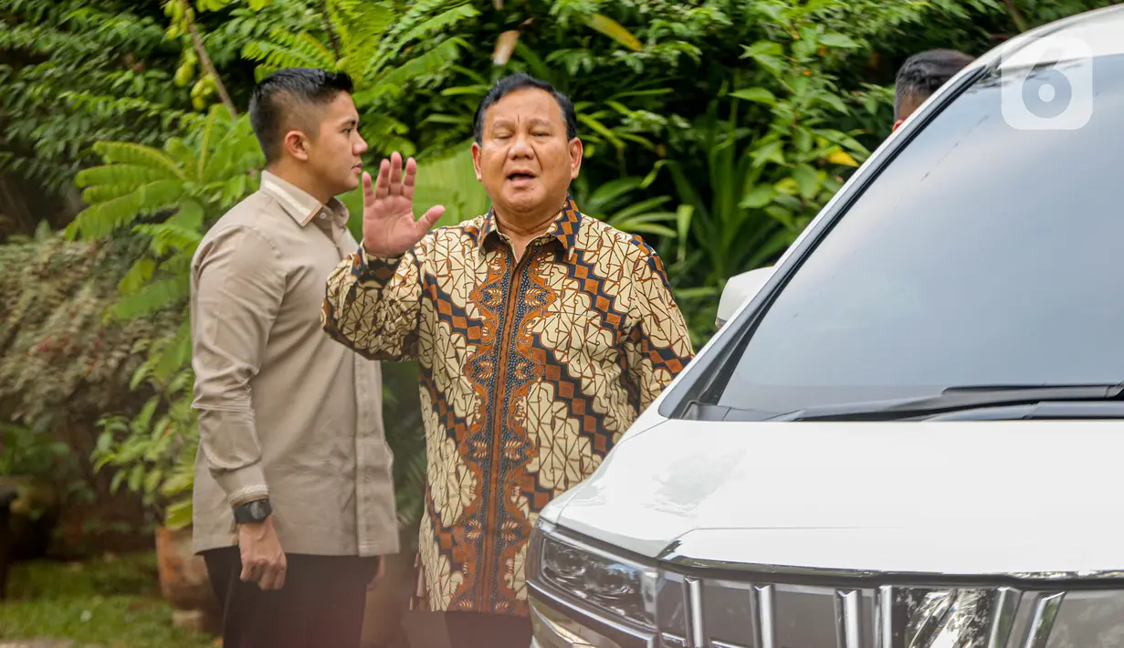 Prabowo datang menggunakan mobil Toyota Alphard warna putih dengan plat berlogo Kementerian Pertahan bernomor polisi 1-00. (Liputan6.com/Faizal Fanani)