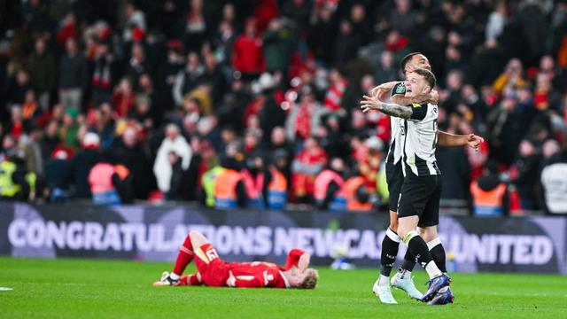 Foto: Double Nyesek Liverpool, Newcastle United Akhiri Puasa Gelar Selama 70 tahun