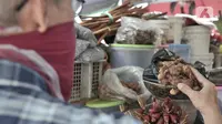 Pembeli memilih rempah-rempah yang dijual di Pasar Jatinegara, Jakarta, Kamis (26/3/2020). Merebaknya pandemi virus corona COVID-19 membuat penjualan jamu rempah-rempah seperti jahe, temulawak, dan kunyit meningkat pesat. (merdeka.com/Iqbal S. Nugroho)