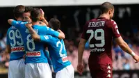Gelandang Napoli Marek Hamsik merayakan gol bersama rekannya saat melawan Torino dalam pertandingan Liga Italia di San Paolo Comunal Stadium (6/5). (Cesare Abbate / ANSA via AP)