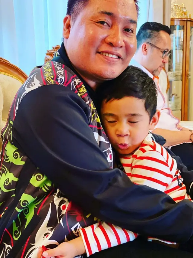 Potret Kedekatan Merry dan Rafathar, Bak Ayah Anak