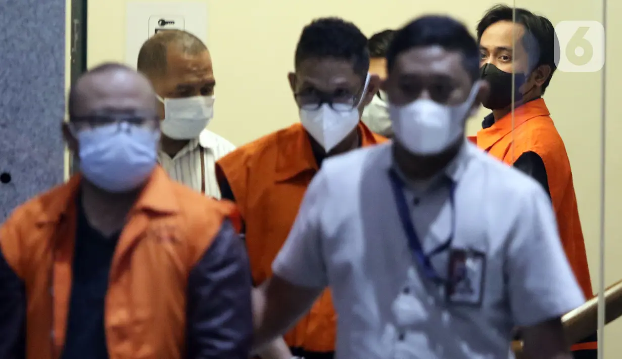 Bupati Penajam Paser Utara Kalimantan Timur, Abdul Gafur Mas’ud (kanan) jelang rilis penahanan tersangka di Gedung KPK, Jakarta, Kamis (13/1/2022). Abdul Gafur Mas’ud ditetapkan sebagai tersangka terkait kasus dugaan suap pengadaan barang dan jasa serta perijinan. (Liputan6.com/Helmi Fithriansyah)