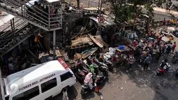 Warga mencari barang-barang yang masih bisa terpakai dari sisa kebakaran yang melanda kawasan Pasar Gembrong, Jakarta, Rabu (5/8/2015). Kebakaran yang terjadi pada Selasa (4/8) lalu membakar sekitar 25 rumah dan toko mainan. (Liputan6.com/Yoppy Renato)