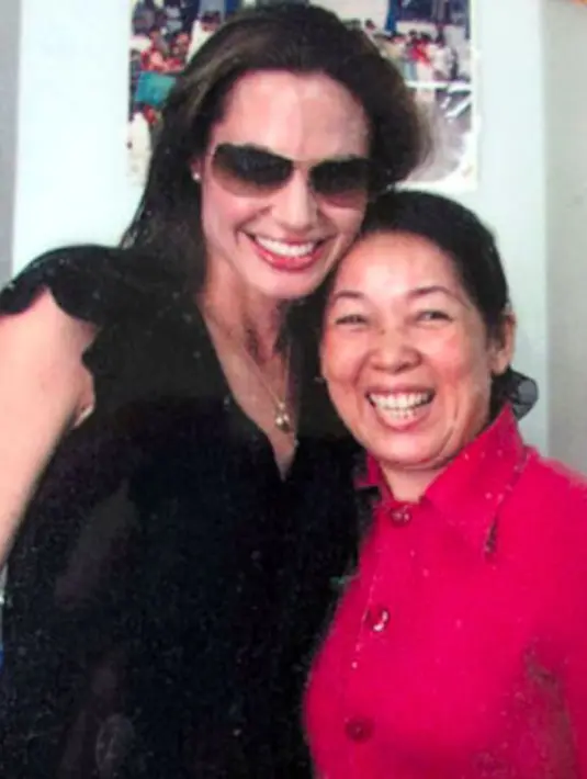 Melansir mirror.co.uk, Nguyen menunjukkan foto dirinya bersama aktris besar Angelina Jolie pada tahun 2007 saat Jolie datang mengadopsi Pax. Foto itu disimpan dan dijadikan sebagai kenangan. (doc.mirror.co.uk)