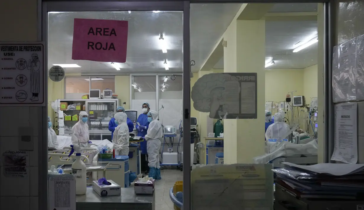 Tanda "zona merah" dalam bahasa Spanyol terlihat di ICU untuk pasien COVID-19 di Rumah Sakit Umum di La Paz, Bolivia, Rabu (23/6/2021). Menurut otoritas kesehatan, Bolivia mengalami gelombang ketiga pandemi COVID-19 dengan total kasus positif corona mencapai 424 ribu orang. (AP Photo/Juan Karita)