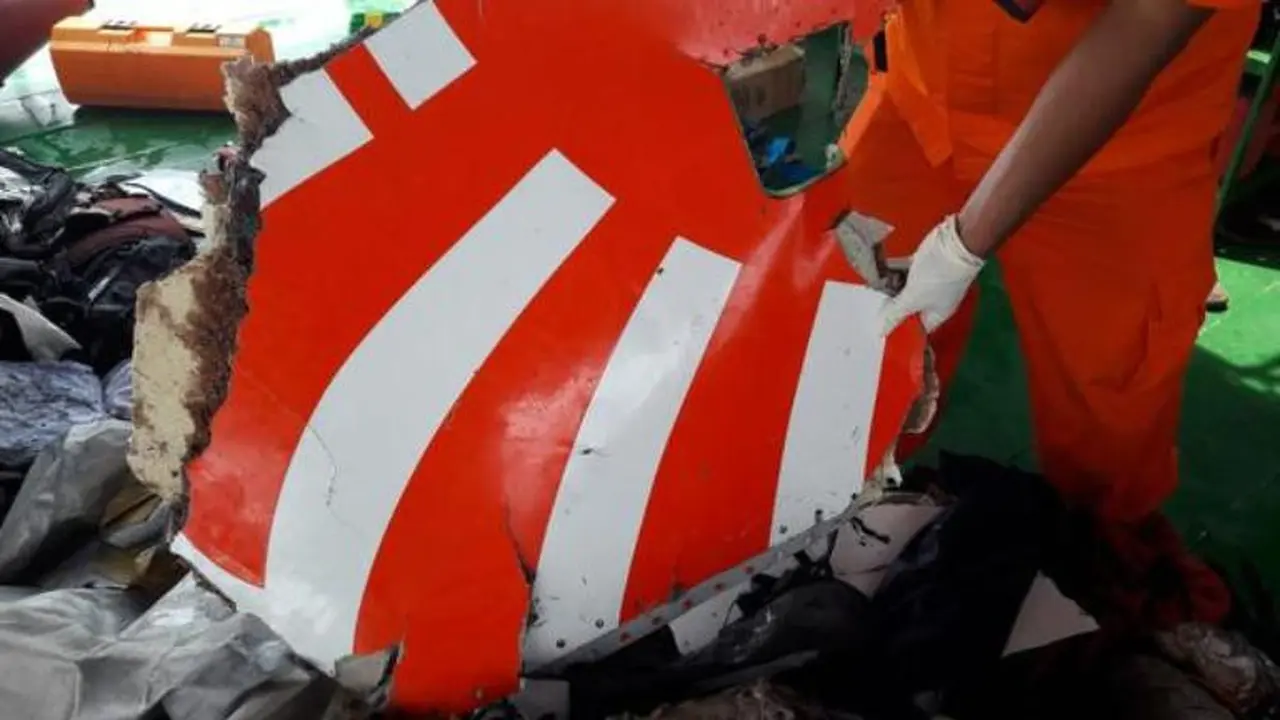 Serpihan pesawat Lion Air JT 610 jatuh di Karawang. (Basarnas)