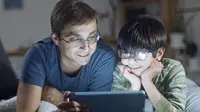Ilustrasi orang tua memperhatikan screen time anak. (Sumber foto: Pexels.com).