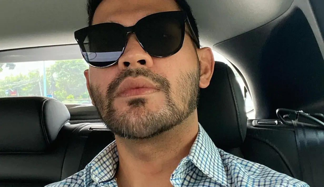 Mau bagaimana pun gayanya, Rian Ibram makin memikat hati saat pakai kacamata hitam. (FOTO: instagram.com/rianibram/)
