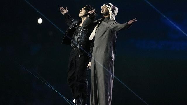 Jungjook BTS dan Fahad Al-Kubaisi di Upacara Pembukaan Piala Dunia 2022. (Credit: AP)
