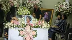 Sejumlah kerabat melayat jenazah Rima Melati di rumah duka RSPAD, Jakarta, Jumat (24/6/2022). Aktris senior, Rima Melati menghembuskan nafas terakhirnya di umurnya yang ke 82. Sebelumnya istri mendiang Frans Tumbuan itu sempat dirawat hampir 2 minggu di RSPAD Gatot Subroto. (Liputan6.com/Faizal Fanani)