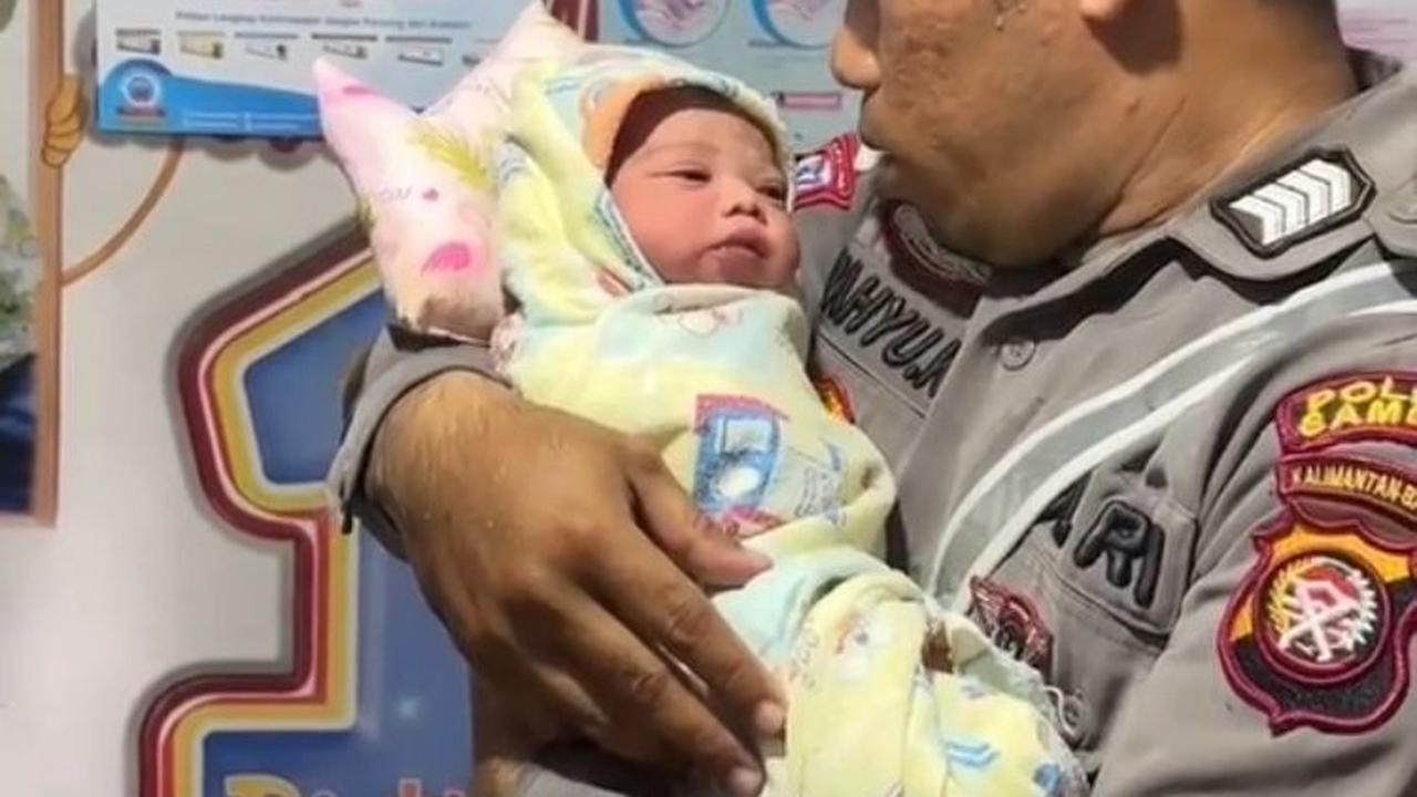 Aksi Heroik Polwan dan Satlantas Bantu Ibu Hamil yang Akan Melahirkan di Sambas, Viral