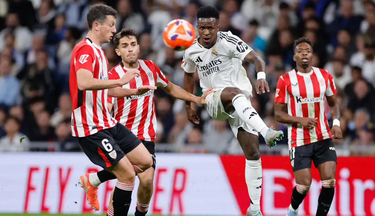 Pertandingan kedua tim berlangsung ketat dan sengit. (OSCAR DEL POZO/AFP)