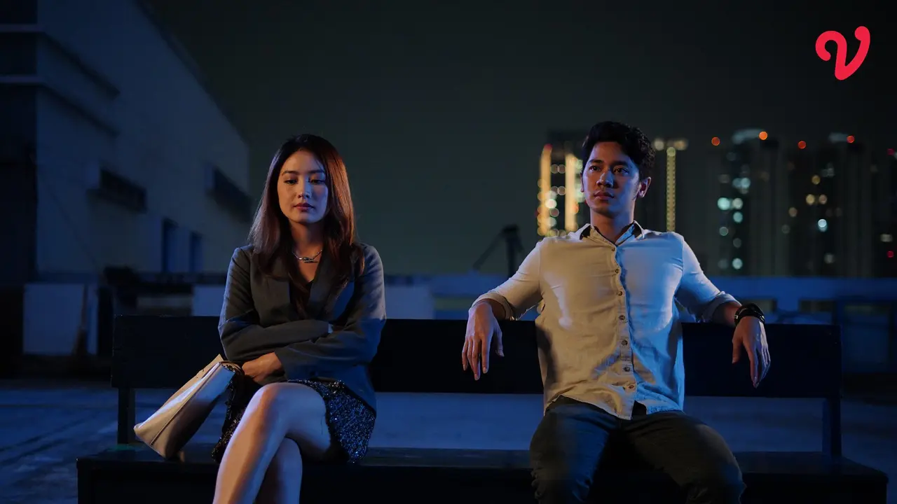 Natasha Wilona dan Emir Mahira dalam serial Happy Birth-Die. [Foto: Vidio]