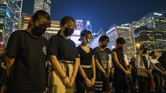 Sejumlah mahasiswa saat menghadiri rapat umum di Edinburgh Place di Hong Kong (22/8/2019). Pemimpin mahasiswa Hong Kong memboikot perkuliahan selama dua minggu. (AFP Photo/Anthony Wallace)