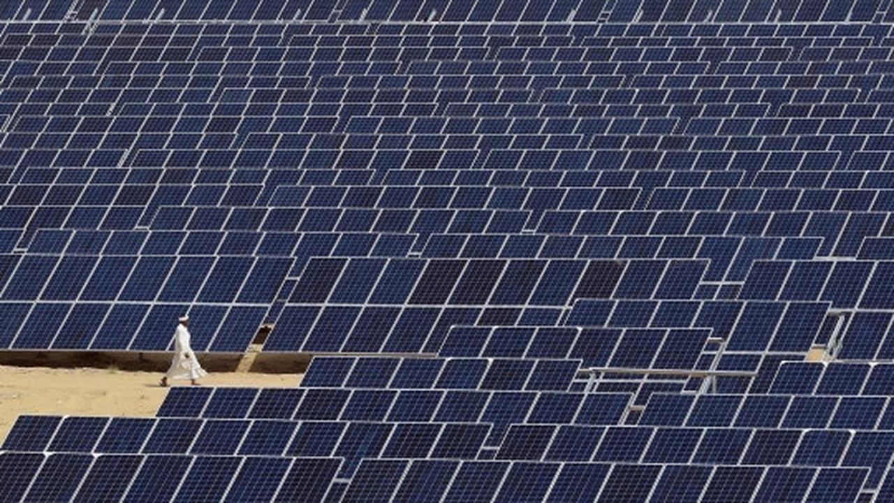 Melihat pembangunan pusat pembangkit tenaga surya India