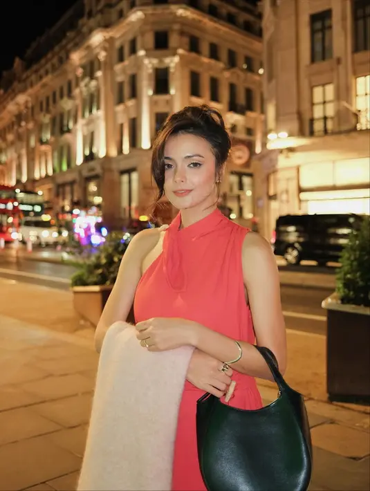 Amanda Rawles kebanjiran pujian dari warganet saat dirinya hadiri event Longschamp di London [@amandarawles]