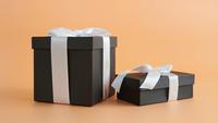 Ilustrasi kado, hadiah. (Foto oleh Max Fischer: https://www.pexels.com/id-id/foto/kotak-hitam-putih-di-atas-meja-kayu-coklat-5872362/)