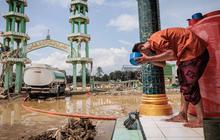 FOTO: Warga Aceh Tamiang  Laksanakan Salat Jumat di Tengah Pemulihan Pascabencana