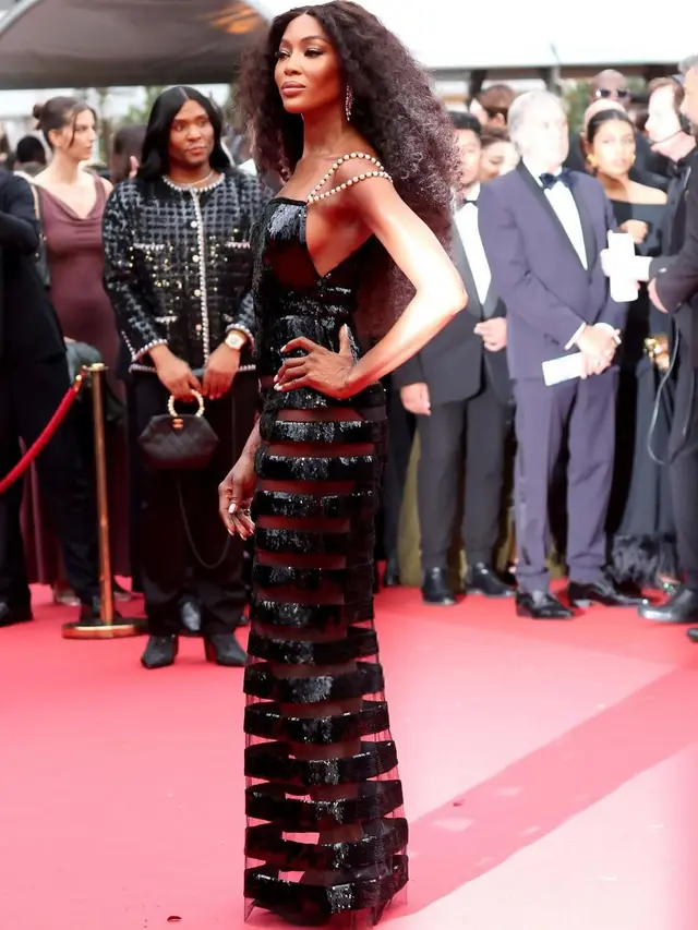 Naomi Campbell Kembali Kenakan Dress Chanel dari 1996 di Festival Film Cannes 2024, Pesona Supermodelnya Tidak Berubah