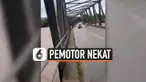 PEMOTOR NEKAT TEROBOS JEMBATAN YANG NYARIS ROBOH, NEKAT BANGET