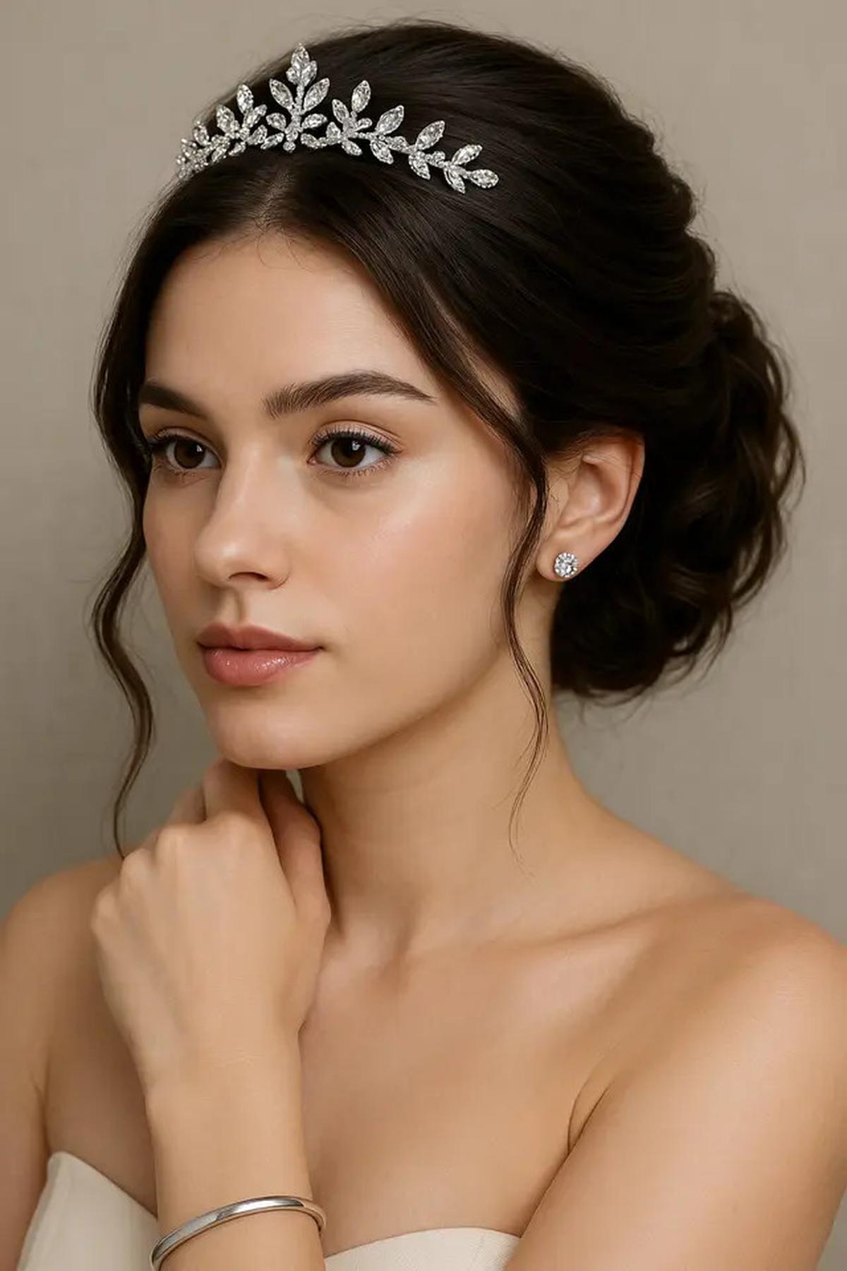 7 Inspirasi Model Headpiece, Anting, dan Gelang yang Enggak 'Tabrakan' dan Tetap Elegan