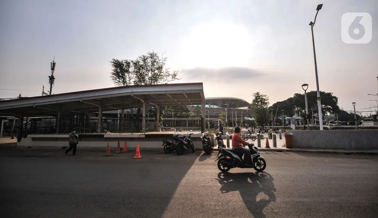 Pengendara sepeda motor melintas di depan halte dan taman Stasiun Manggarai, Jakarta, Kamis (30/9/2021). Revitalisasi Stasiun Manggarai bagian dari empat stasiun terpadu di Ibu Kota yang terintegrasi dengan moda transportasi lainnya. (merdeka.com/Iqbal S. Nugroho)