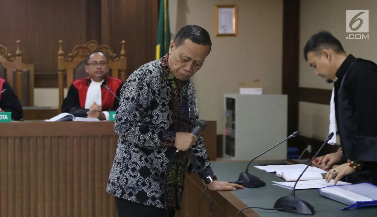 Mantan anggota Komisi XI DPR RI, Amin Santono saat menjalani sidang dakwaan di Pengadilan Tipikor, Jakarta, Kamis (20/9). Amin didakwa dalam kasus dugaan suap usulan dana perimbangan keuangan daerah RAPBN Perubahan 2018. (Liputan6.com/Helmi Fithriansyah)