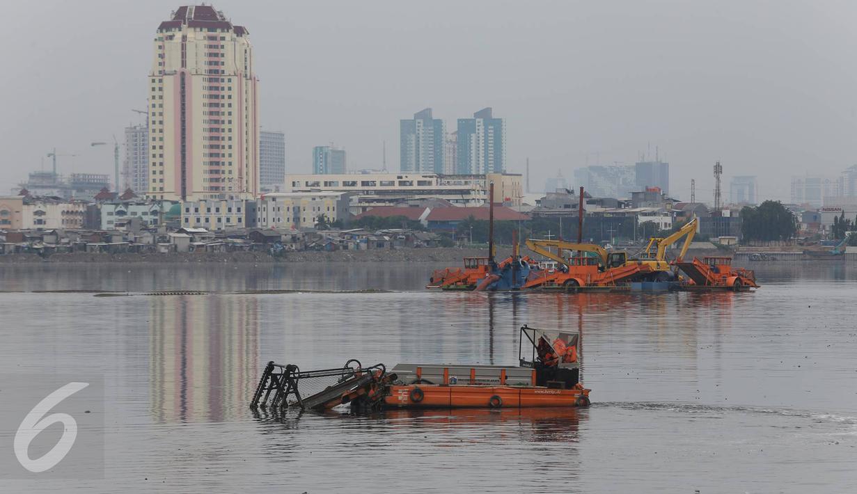 Suasana aktivitas pengerukan lumpur dan sampah di Waduk Pluit, Jakarta, Rabu (30/11). Pengerukan dilakukan untuk mengantisipasi banjir, seiring dengan datangnya musim hujan. (Liputan6.com/Immanuel Antonius)