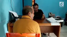 Seorang kakek berusia 66 tahun tega mencabuli bocah 11 tahun yang baru duduk di Sekolah Dasar. Atas perbuatannya, sang kakek terpaksa digelandang ke kantor polisi.