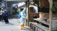 Petugas BPBD Kota Malang menyemprotkan disinfektan di kampung JA Suprapto III yang jadi salah satu klaster baru penyebaran Covid-19 (Liputan6.com/Zainul Arifin)