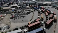 Truk peti kemas tertahan di gerbang pintu masuk JICT, Tanjung Priok, Jakarta, Selasa (28/7/2015). Kegiatan distribusi barang dan peti kemas dari dan ke pelabuhan lumpuh akibat aksi mogok pekerja JICT. (Liputan6.com/JohanTallo)