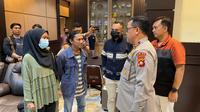 Kapolda Gorontalo saat memulangkan mahasiswa Gorontalo yang ditahan karena dinilai menghina presiden (Arfandi/Liputan6.com)