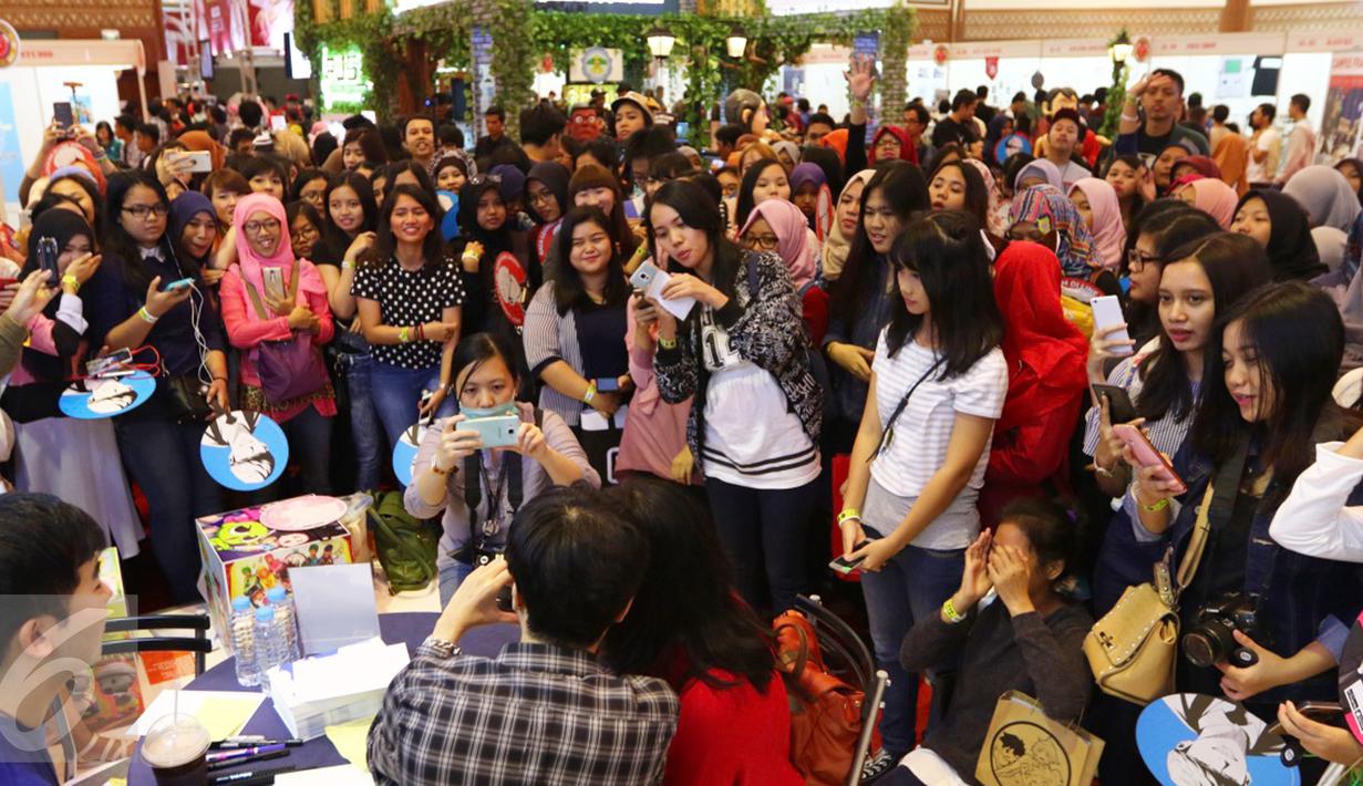 Ratusan penggemar memadati stand animasi kartun Lookism yang dihadiri bintang asal Korea, Park Tae Jun pada gelaran Popcon Asia 2016 di Jakarta Convention Center (JCC), Jakarta (14/08). (Liputan6.com/Fery Pradolo)