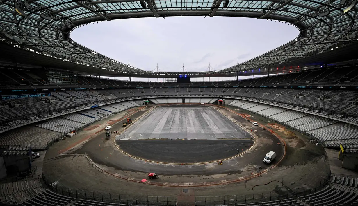 Foto yang diambil pada 8 Februari 2024 ini memperlihatkan aktivitas para pekerja mempersiapkan Stade de France untuk menyambut Olimpiade 2024 di Saint-Denis, Paris. (Miguel MEDINA/AFP)