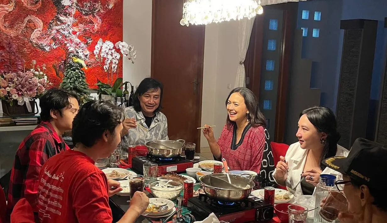 Momen Katon Bagaskara bersama anak-anak, mantan istri dan ayah Ira Wibowo saat makan bersama. "Christmas is always a special time for the family…. Setiap tahun aku sungguh2 merasakan indahnya saling menghargai dalam keluargaku… Demikian pula saat lebaran…. Aaaah, alangkah indahnya toleransi,"tulis Ira Wibowo. [Instagram/irawbw]