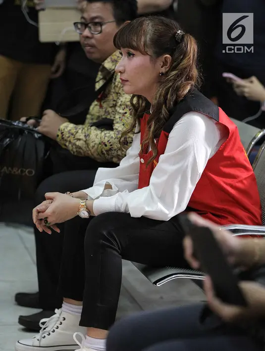 Aktris Roro Fitria bersiap mengikuti sidang lanjutan kasus kepemilikan narkoba di PN Jakarta Selatan, Kamis (12/7). Roro mengenakan kemeja putih, celana hitam, serta sepatu kets berwarna putih. (Liputan6.com/Faizal Fanani)