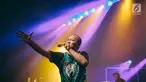 Penampilan Rapper Iwa K saat menggelar konser Batman Kasarung di The Pallas, SCBD, Jakarta, Selasa (4/4). Konser tersebut digelar untuk merayakan 25 tahun Iwa K berkarier di industri musik Indonesia. (Liputan6.com/Faizal Fanani)