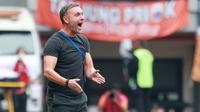 Pelatih Persija Jakarta, Thomas Doll memberikan arahan kepada anak asuhnya saat melawan Rans Nusantara FC pada laga BRI Liga 1 di Stadion Patriot Candrabhaga, Bekasi, Jumat (3/2/2023). Macan Kemayoran menang dengan skor 3-1. (Bola.com/M Iqbal Ichsan)