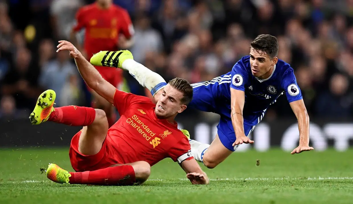 Pemain Liverpool, Jordan Henderson, berebut bola dengan pemain Chelsea, Oscar, pada laga Premier League di Stamford Bridge, London, Sabtu (17/9/2016) dini hari WIB. (Reuters/Dylan Martinez)