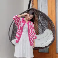 Fuji An berani bereksplorasi dalam gaya. Mengeluarkan sisi inner child-nya lewat fashion, OOTD nya sukses bikin ia tampil bagai ABG yang menggemaskan. [Foto: Instagram/ @Fuji An]