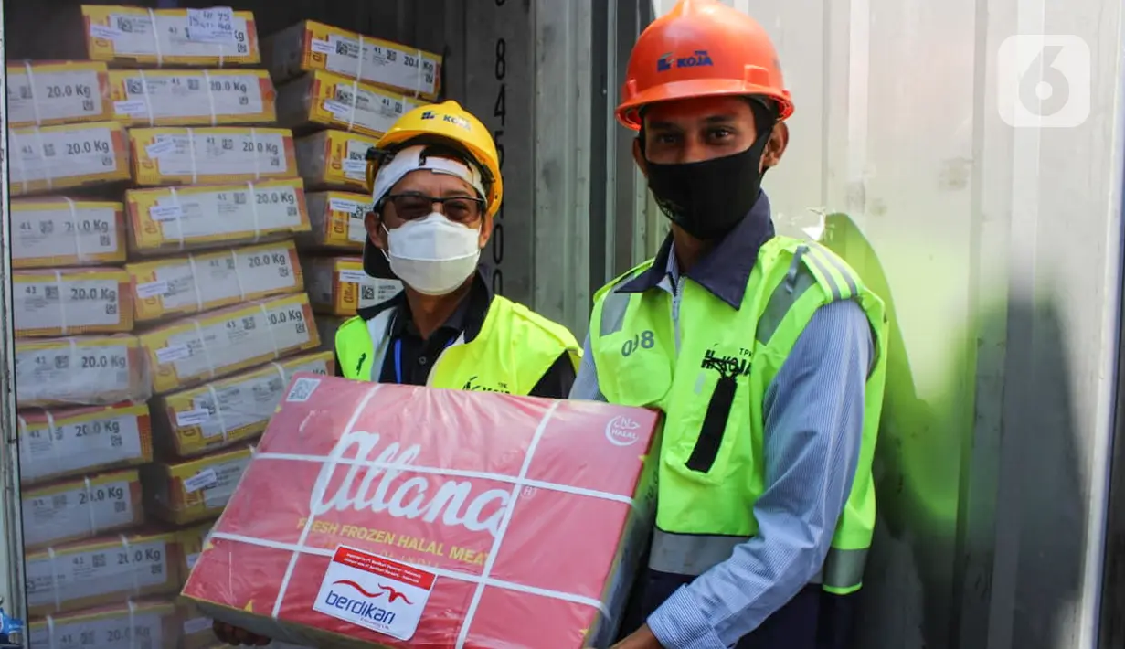 Direktur Operasional PT Berdikari (Persero) Muhammad Hasyim (kiri) dan Ass. Manager Peternakan Bambang Setyo Utomo (kanan) menerima pengiriman perdana 672 ton daging kerbau impor dari India di pelabuhan Tanjung Priok Jakarta, Sabtu (30/5/2020) (Liputan6.com/HO/Ady)